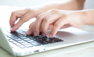 Persona registrándose para obtener dirección y comprar en USA