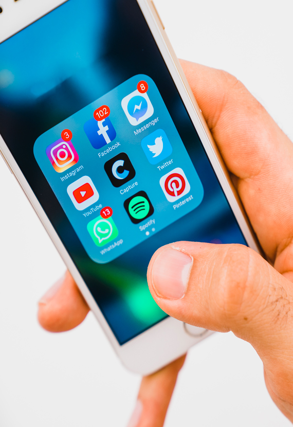 Invitación a seguir a Telotraemos.pe en redes sociales para conocer el servicio y consejos para comprar en USA desde Perú